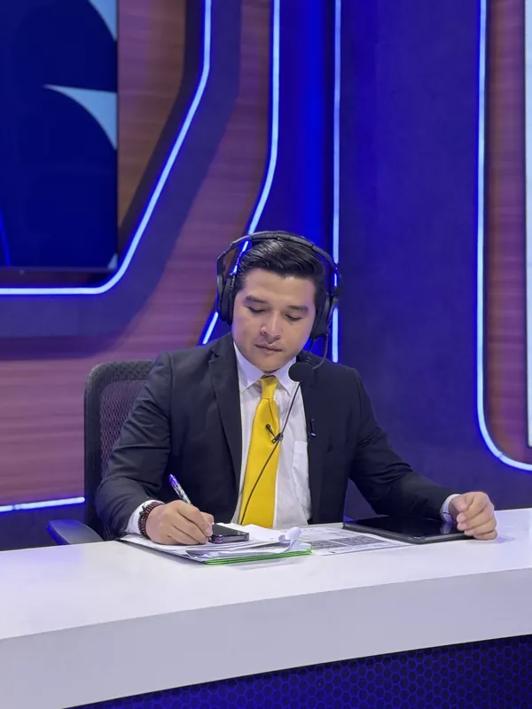 Moi Milian con auriculares en la mesa de transmisión deportiva