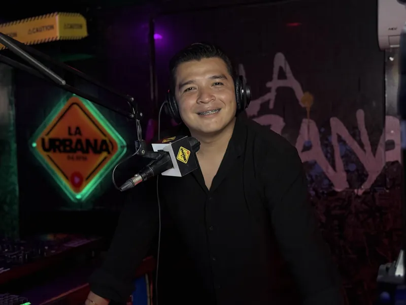 Moi Milian al micrófono en la cabina de La Urbana